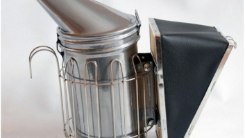 Apiarian smoker with removable fur shielded from rod Ø 2, powder coating