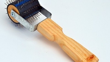 Валик для распечатывания сотов (с металлическими зубьями и деревянной ручкой)